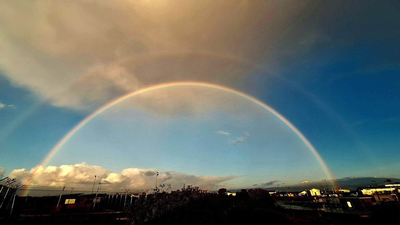 Μοναδικό θέαμα: Το Ακρωτήρι στα χρώματα του ουράνιου τόξου (ΦΩΤΟ)