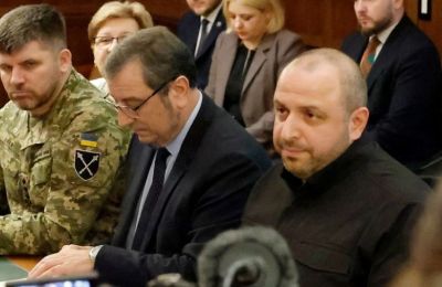 Ουκρανοί αξιωματούχοι κατά τη διάρκεια συνάντησης με Αμερικανούς αξιωματούχους