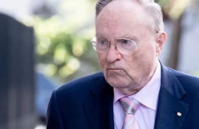 Ο Μινέλι ίδρυσε την Dignitas μετά την αποχώρησή του από τον παλαιότερο ελβετικό οργανισμό υποβοηθούμενου θανάτου, το Exit, επειδή θεωρούσε ότι οι κανόνες του ήταν πολύ περιοριστικοί.