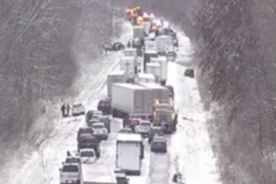 Καραμπόλα 45 οχημάτων σε αυτοκινητόδρομο μετά από χιονόπτωση (ΒΙΝΤΕΟ)
