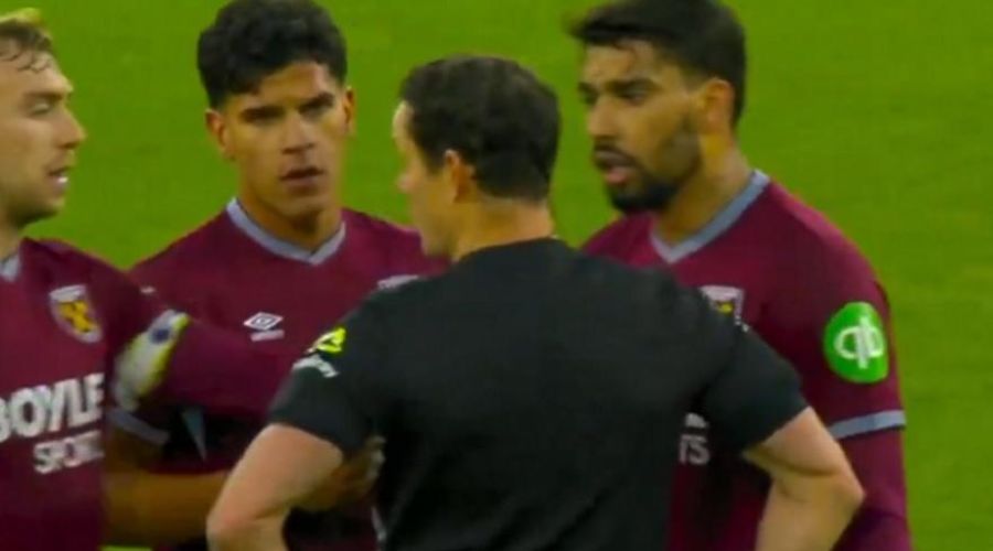 Ολόκληρο το βίντεο με τον Πακετά να μην... ξεκολλάει από τον διαιτητή