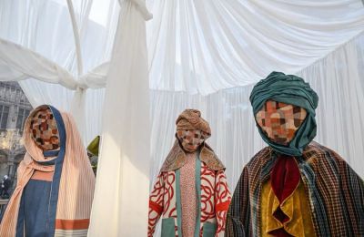 Παρά τις αντιδράσεις, η νέα φάτνη φαίνεται πως θα μείνει μόνιμα, καθώς το αρχικό τριετές συμβόλαιο της δημιουργού παρατάθηκε ώστε η υφασμάτινη εγκατάσταση να παραμείνει στα «Winter Wonders» 