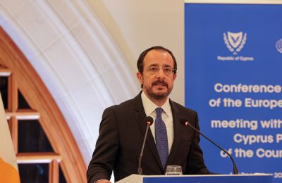 Πρόεδρος: Η ΕΕ μπορεί και πρέπει να επουλώσει το τραύμα της κατοχής