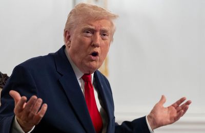 Ο Αμερικανός πρόεδρος Ντόναλντ Τραμπ εργάστηκε έως και 12 ώρες την ημέρα αυτόν τον μήνα, σύμφωνα με επίσημα αρχεία που παρείχε ο Λευκός Οίκος στην εφημερίδα New York Post