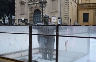 Το προσωρινό παγοδρόμιο κατασκευάστηκε στο κέντρο της πλατείας της πόλης, καλύπτοντας το άγαλμα του Παβαρότι μέχρι το γόνατο με πάγο 