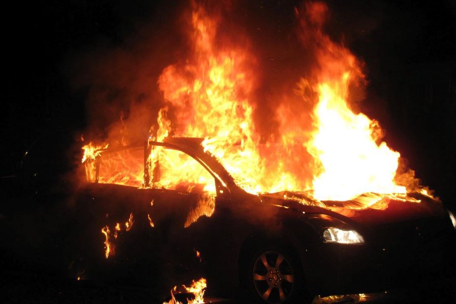 Χειροπέδες σε 44χρονο για φωτιά σε αυτοκίνητο