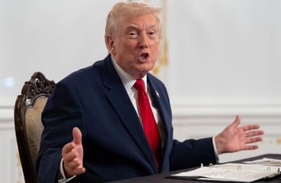 «Η χώρα τους δεν είναι καλή για κάποιον λόγο. Η χώρα τους βρομάει και δεν τους θέλουμε στη χώρα μας», συνέχισε.