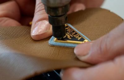 Ιστορική συμφωνία: Πόσα πλήρωσε η Prada για εξαγορά του Versace