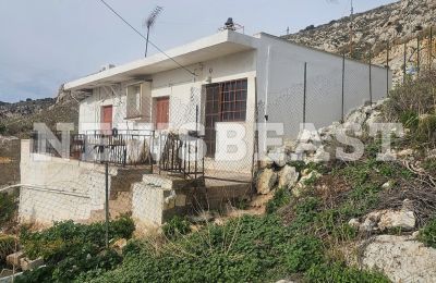 Στο μπαλκόνι του σπιτιού τους, ξαπλωμένοι πλάι πλάι ο παππούς και η γιαγιά του, χωρίς πνοή