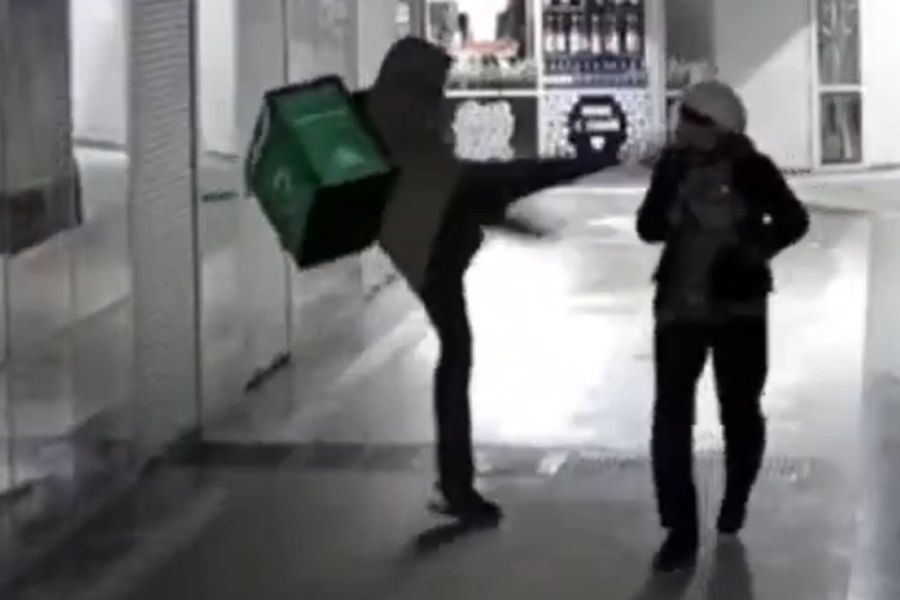 Βίντεο-σοκ με ντελιβερά να κλωτσάει εν ψυχρώ στο κεφάλι ηλικιωμένη