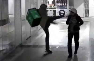 Όπως φαίνεται, μάλιστα, στα πλάνα, ο δράστης της επίθεσης έφυγε ατάραχος από το σημείο και αναζητείται