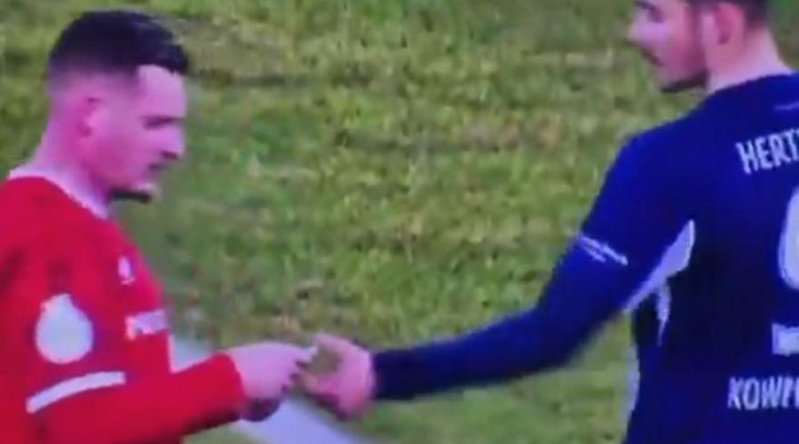 Παίκτης έκλεψε από αντίπαλο το χαρτάκι με τις οδηγίες του προπονητή!