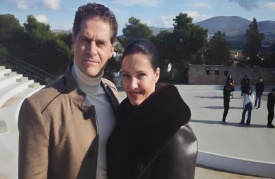 Έκαναν την ανακοίνωση αγκαλιά 