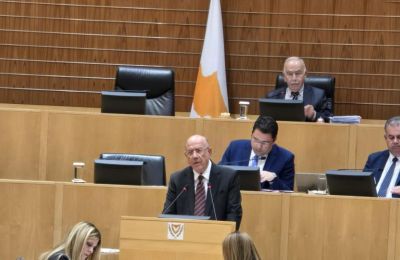 Ο Προϋπολογισμός 2026 ανταποκρίνεται στις νέες προκλήσεις και ενισχύει την ανάπτυξη λέει ο ΥΠΟΙΚ στη Βουλή