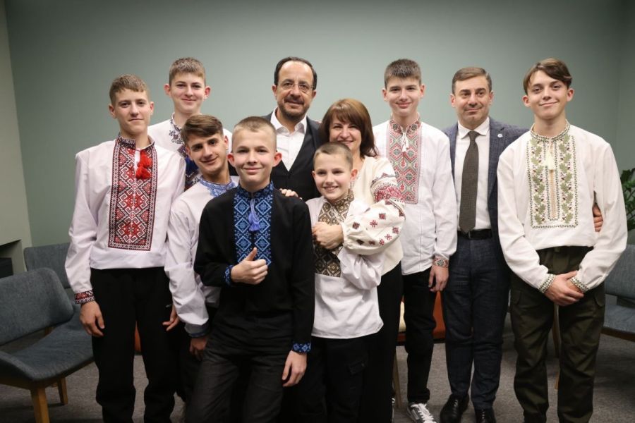 Ο ΠτΔ συναντήθηκε με παιδιά που είχαν απαχθεί από την Ουκρανία (ΦΩΤΟ)