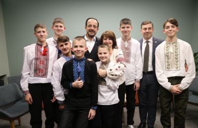 Ο ΠτΔ συναντήθηκε με παιδιά που είχαν απαχθεί από την Ουκρανία (ΦΩΤΟ)