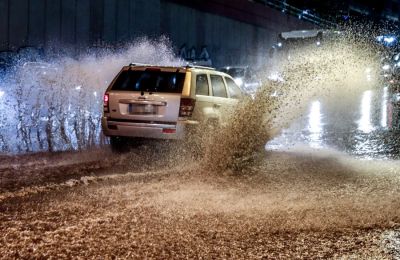 Λόγω των ισχυρών βροχοπτώσεων έχουν πλημμυρήσει δρόμοι, ενώ σε αρκετές περιοχές σημειώθηκαν πτώσεις δέντρων
