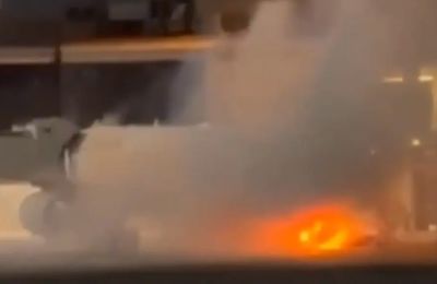 Οι φλόγες άγγιξαν το αεροσκάφος που ήταν σε διαδικασία προετοιμασίας για απογείωση.