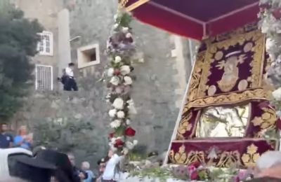 Λιτάνευση της ιεράς εικόνας της Παναγίας της Ελεούσας στην Ιερά Μονή Κύκκου για τερματισμό της ανομβρίας