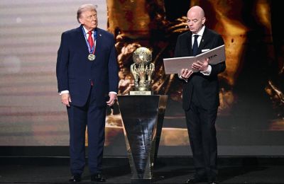 Ο Αμερικανός πρόεδρος θα λάβει και ένα μεγάλο χρυσό τρόπαιο που μοιάζει με αυτό του Μουντιάλ
