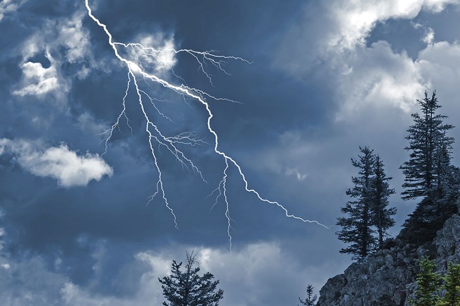 Ξέσπασε δασική πυρκαγιά λόγω κεραυνού