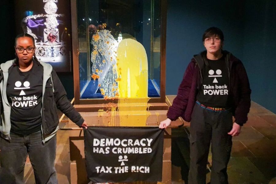 Πέταξαν μηλόπιτα στη βιτρίνα με το βρετανικό αυτοκρατορικό στέμμα- VID