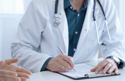 Η άδεια του Spencer έχει ανασταλεί προσωρινά από το General Medical Council εν αναμονή διερεύνησης