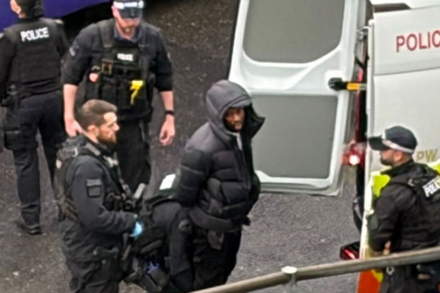 Ένοπλοι αστυνομικοί εισέβαλαν στο Χίθροου