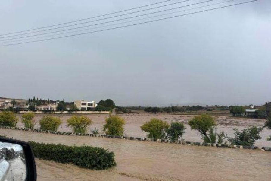 «Βούλιαξε» η Πόλη Χρυσοχούς- Επί ποδός Πυροσβεστική και Δήμος