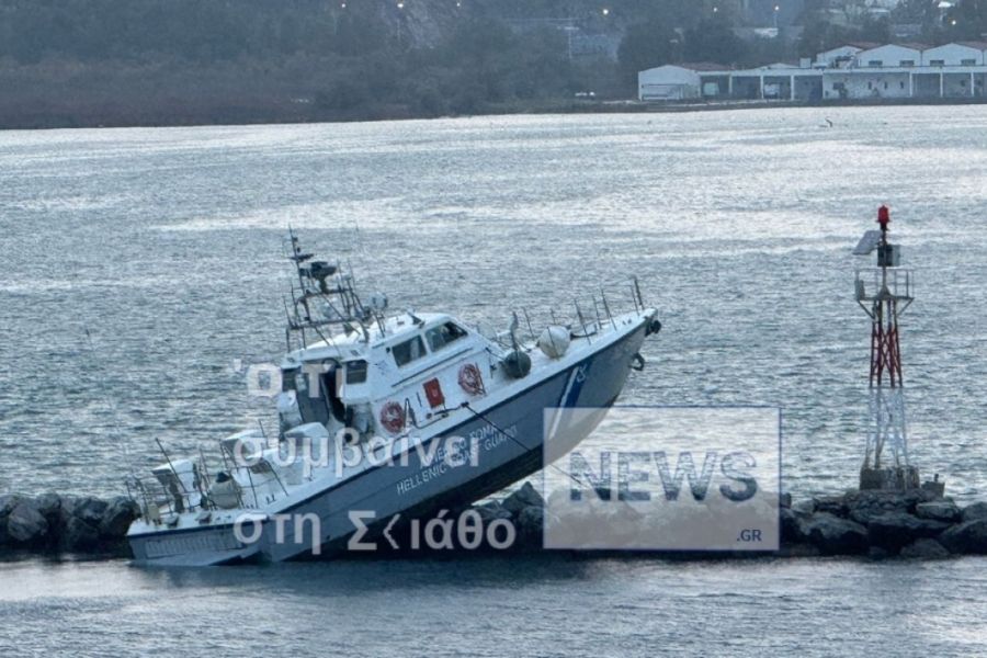 Βόλος: Σκάφος του Λιμενικού «καρφώθηκε» πάνω σε κυματοθραύστη (VIDEO)