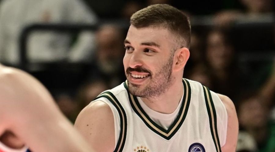 Διέλυσε τα κοντέρ και έγραψε ιστορία με 12 τρίποντα ο Ρογκαβόπουλος! 