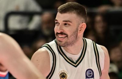 Διέλυσε τα κοντέρ και έγραψε ιστορία με 12 τρίποντα ο Ρογκαβόπουλος! 