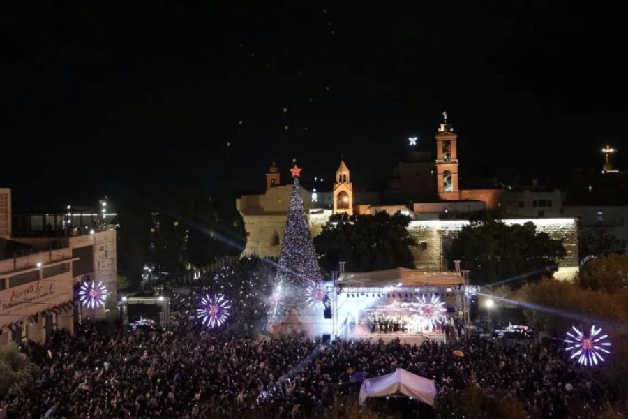 Άναψε χριστουγεννιάτικο δέντρο στη Βηθλεέμ μετά από 2 χρόνια πολέμου