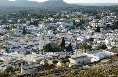 Το χωριό διατηρεί έντονο το παραδοσιακό του χαρακτήρα, με στενά σοκάκια, ασβεστωμένα σπίτια και εργαστήρια παραδοσιακών τεχνών όπως η αγγειοπλαστική και η υφαντική