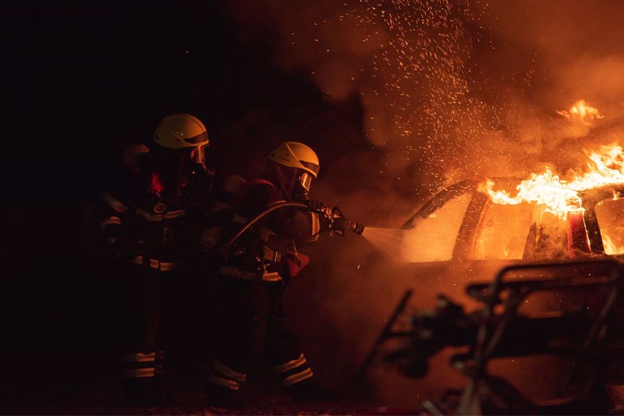 Στις φλόγες τρία οχήματα στη Λεμεσό