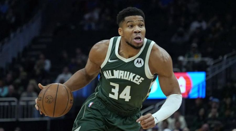 Οι Μπακς φωνάζουν ότι ο Γιάννης δεν είναι διαθέσιμος