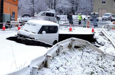 Η κυβέρνηση προειδοποίησε επίσης ότι τις επόμενες ημέρες ενδέχεται να σημειωθούν ισχυροί μετασεισμοί στην περιοχή.