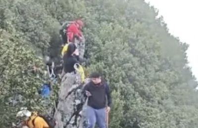 Ο άνδρας, όπως καταγράφηκε σε βίντεο ενός αυτόπτη μάρτυρα, έχασε την ισορροπία του και βρέθηκε ξαφνικά στο κενό