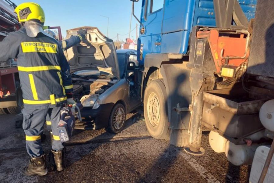Σοβαρό τροχαίο με εγκλωβισμένους στην Ελλάδα