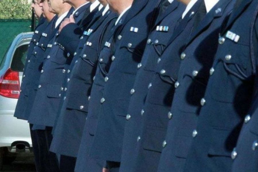 Παριστάνουν τους αστυνομικούς