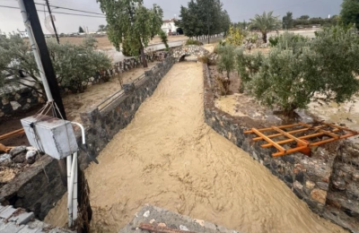 Ο «δήμαρχος» Λευκωσίας, Μεχμέτ Χαρμαντζί ανέφερε ότι 300 εργαζόμενοι στο «δήμο» εργάζονται ανελλιπώς για να αντιμετωπίσουν τα προβλήματα σε πλημμυρισμένους δρόμους και υποστατικά. (Φωτ. από Τ/κ Μέσα)