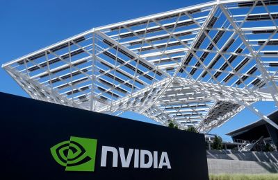 Ο Τραμπ διευκρίνισε τη Δευτέρα ότι και οι ανταγωνιστές της Nvidia, οι εταιρείες AMD και Intel, θα έχουν επίσης τη δυνατότητα να πουλήσουν προϊόντα τους στην Κίνα.