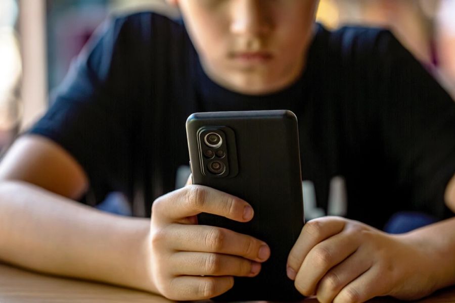 Η πρώτη χώρα που απαγορεύει τη χρήση μέσων κοινωνικής δικτύωσης