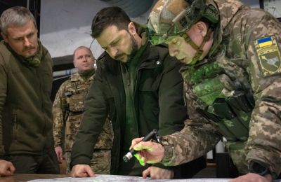 Οι παγίδες της εκλογικής διαδικασίας, τα εμπόδια για τη διεξαγωγή της και το πρόσωπο «κλειδί» που μπορεί πραγματικά να νικήσει τον Ζελένσκι