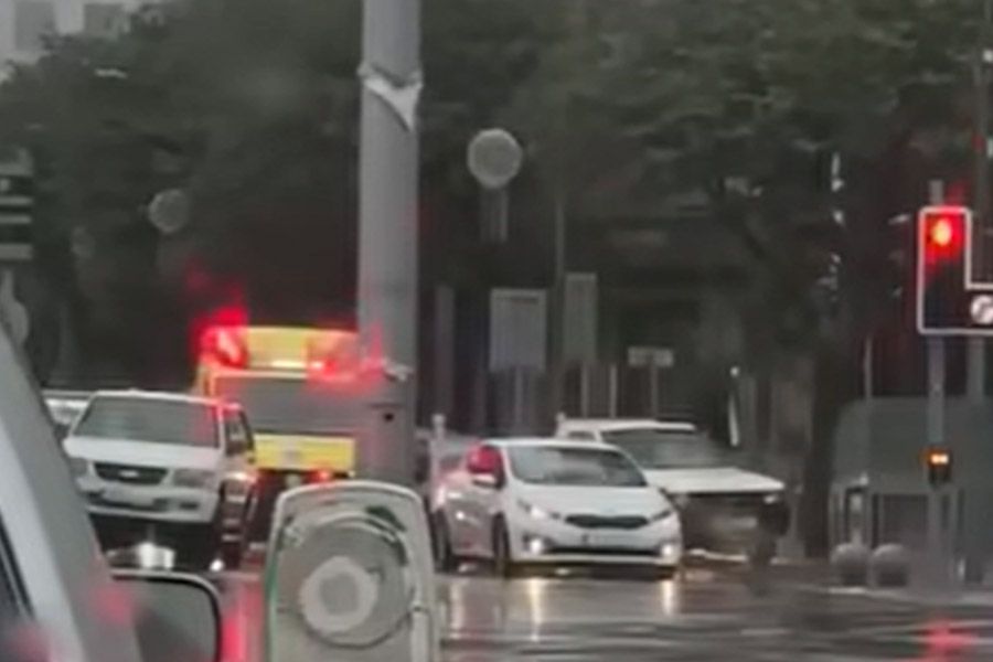 Ασθενοφόρο κολλημένο… από τον φόβο του πρόστιμου! (ΒΙΝΤΕΟ)