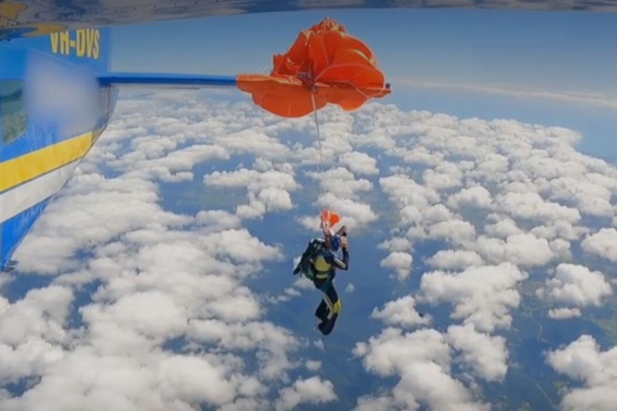 Αλεξίπτωτο τυλίγεται σε φτερό αεροπλάνου και άνδρας αιωρείται στο κενό