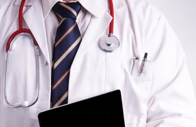 Παριστάνουν τους γιατρούς και ζητούν χρήματα