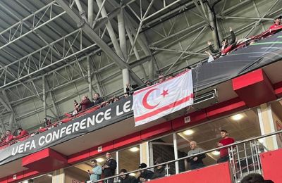 Σημαία του ψευδοκράτους στο Σαμσουσπόρ-ΑΕΚ και συνθήματα για Κεμάλ