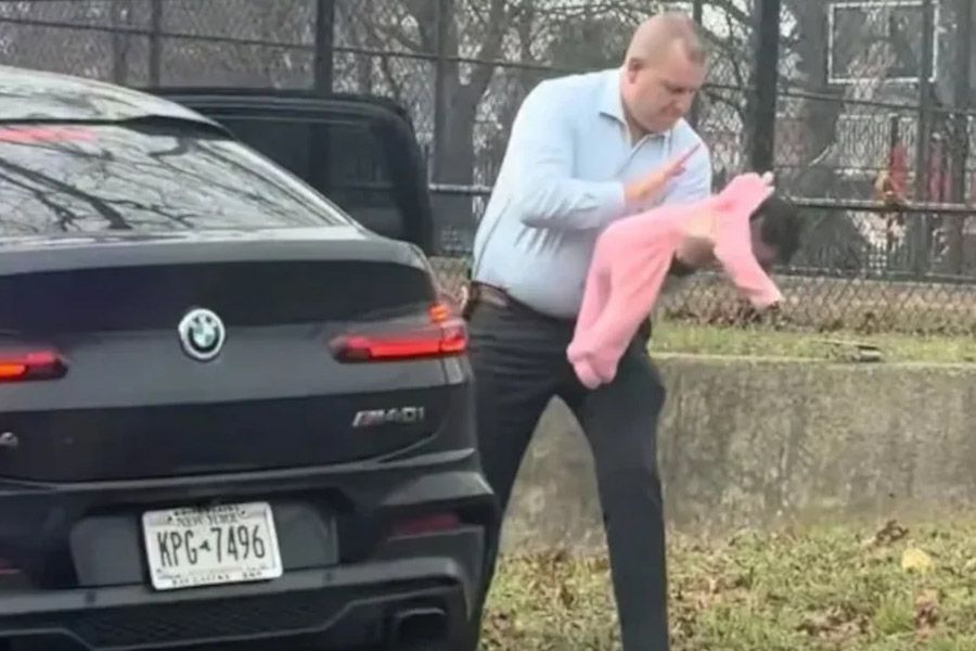 Συγκλονιστικό βίντεο: Αστυνομικός έσωσε μωρό που πνιγόταν