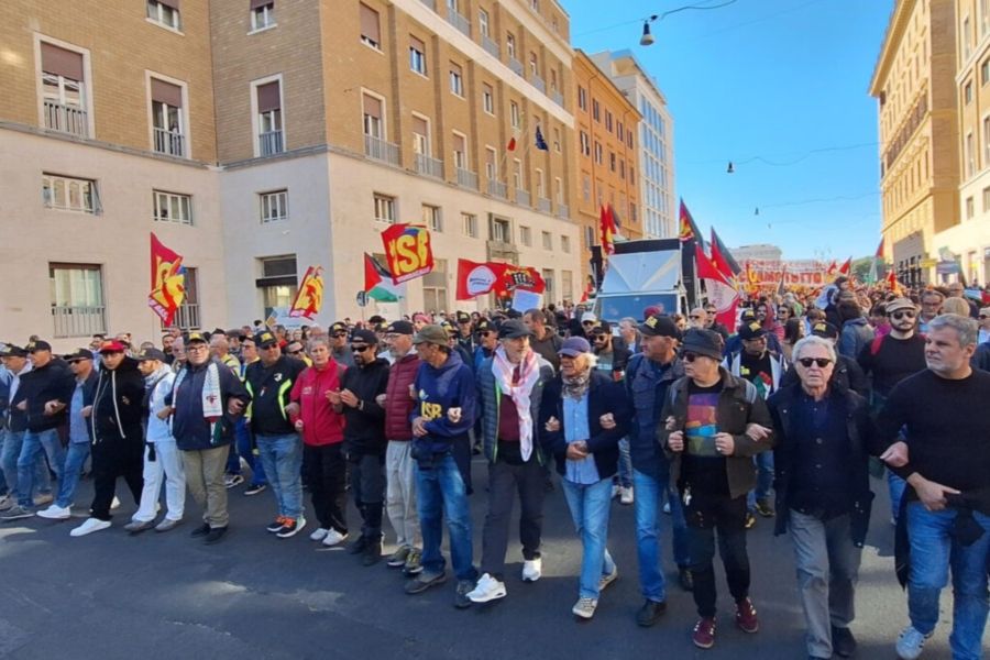 Βγήκαν στους δρόμους χιλιάδες Ιταλοί του μεγαλύτερου συνδικάτου